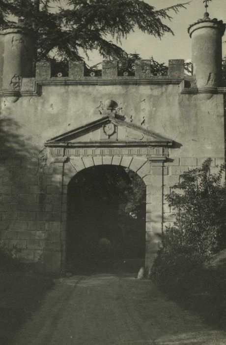 porche d’accès sud (porte de l’ancien château), vue partielle