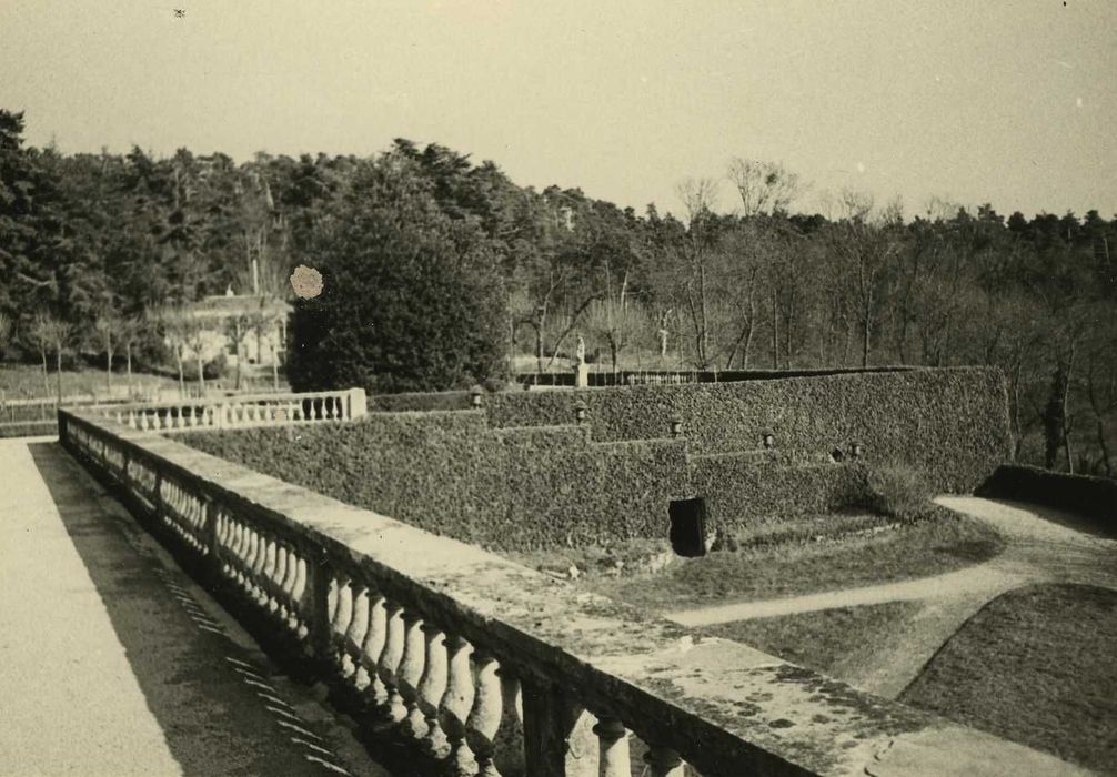 jardin sud depuis la terrasse ouest, vue partielle