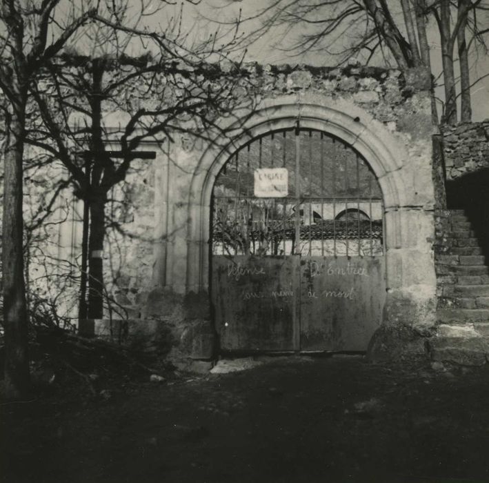 grille d’accès à la cour, vue générale