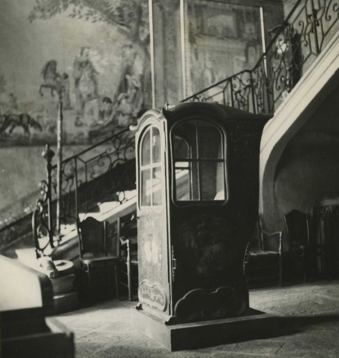 escalier monumental, vue partielle ; chaise à porteur, vue générale