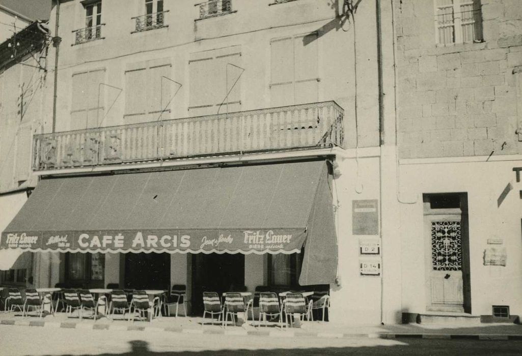 façade sur rue, vue partielle