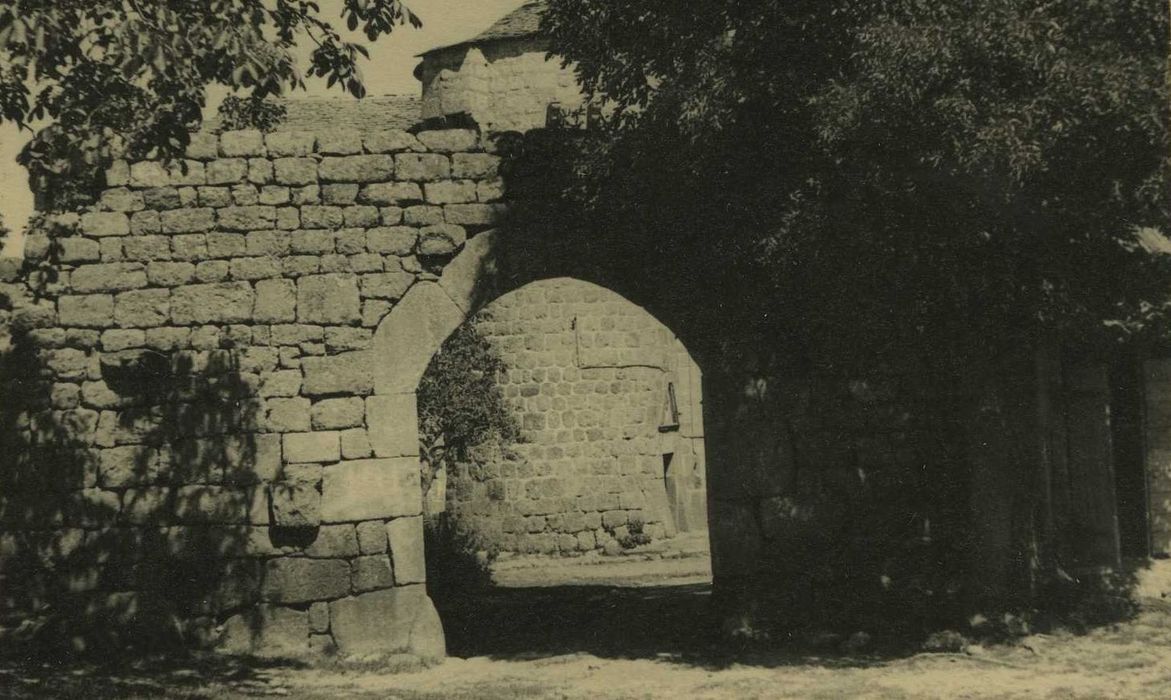 château de Salecrupt : porche sud, vue générale