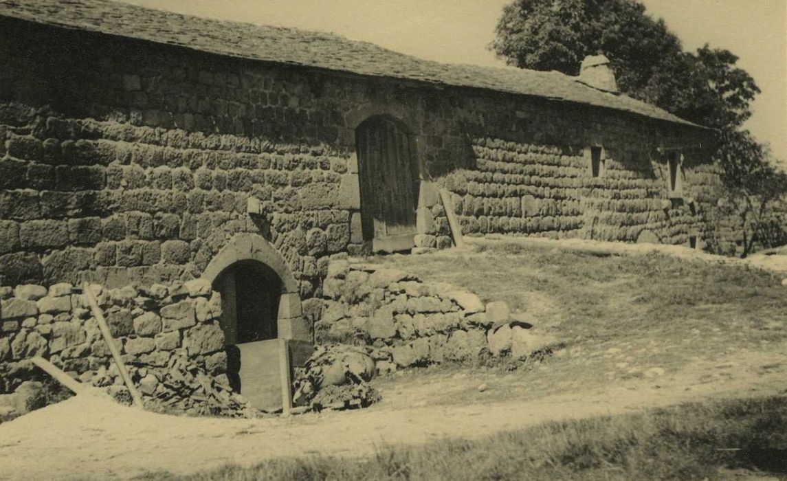 château de Salecrupt : communs ouest, façade est, vue générale