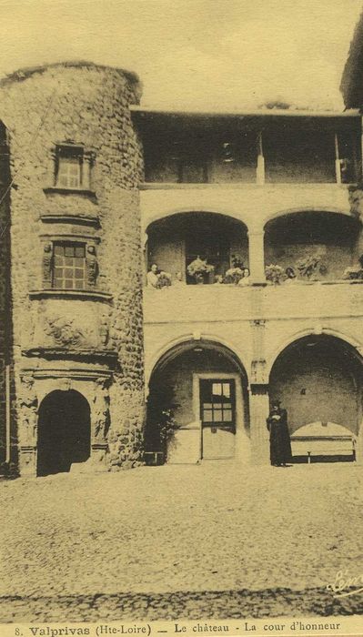 château : cour intérieure, galeries est, vue générale