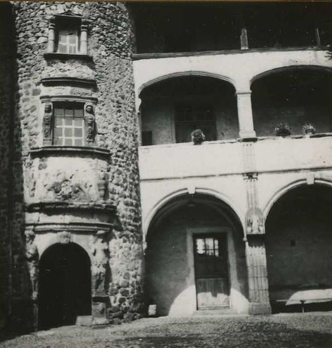 château : cour intérieure, galeries est, vue partielle