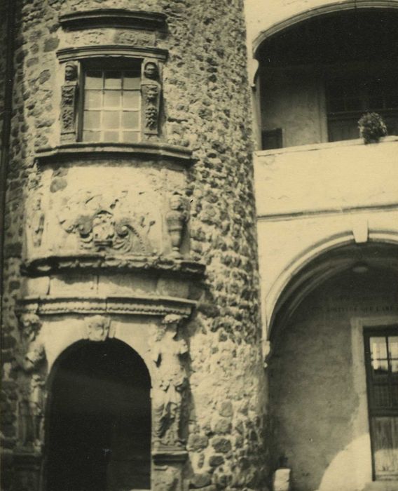 château : cour intérieure, tour sud-est, vue partielle