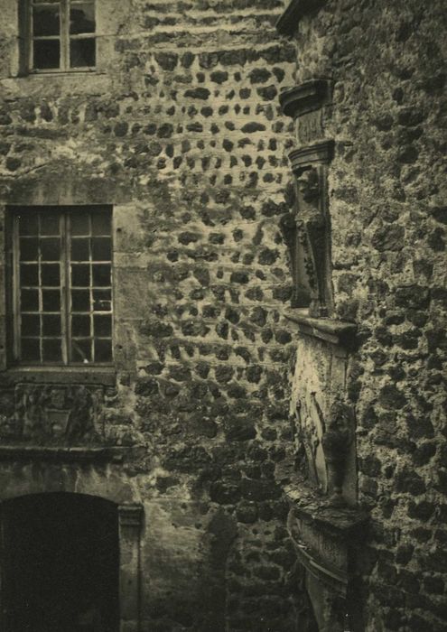 château : cour intérieure, tour sud-est, façade nord, vue partielle