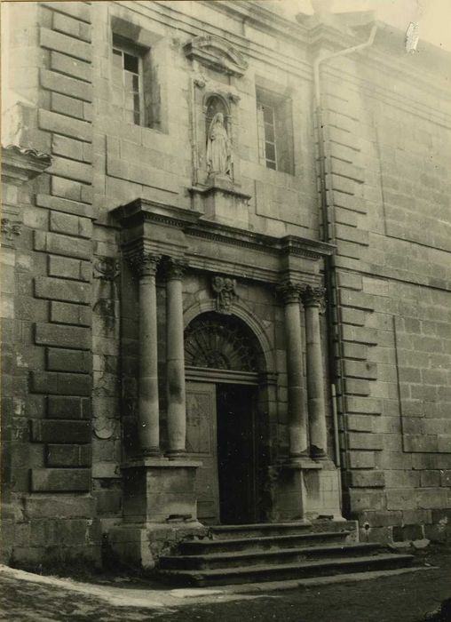 Eglise Saint-Vozy : portail sud-est, vue générale