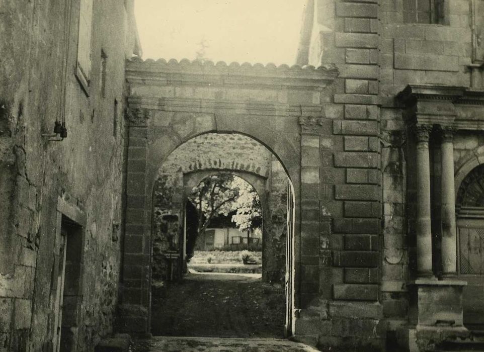 Eglise Saint-Vozy : porche d’accès à l’ancien couvent, vue générale