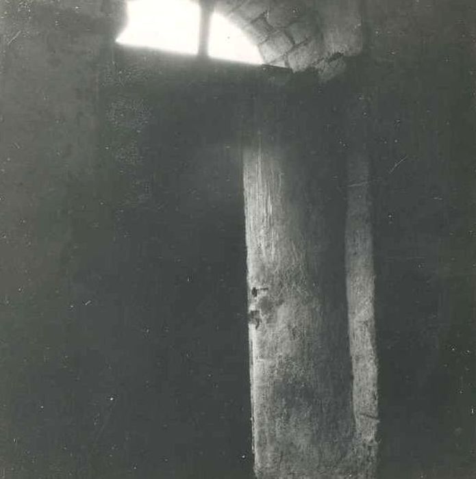 chapelle d’Apilhac : porte d’accès sud, vue partielle