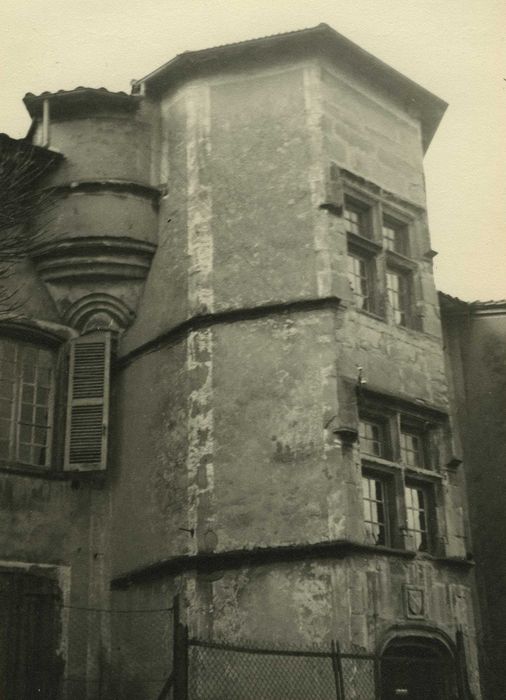 Presbytère : Tour d’escalier est, vue partielle