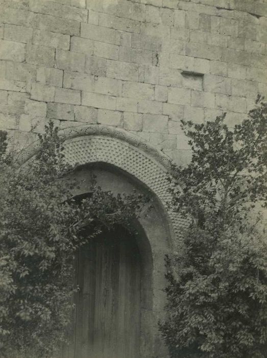 Chapelle Saint-Andéol : Porche occidental, vue partielle