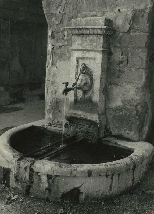 Porte fortifiée (ancienne) : Fontaine accolée à la face nord