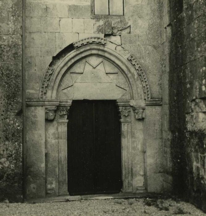 Abbaye Sainte-Anne : Transept nord, porte latérale, vue générale