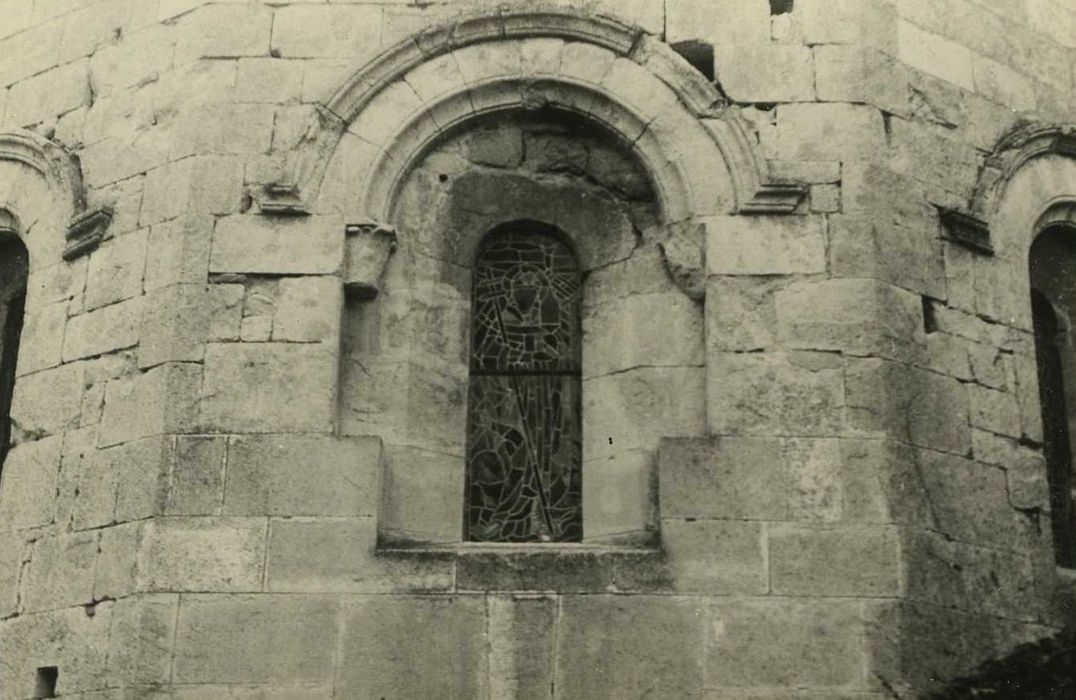 Abbaye Sainte-Anne : Chevet, détail de la baie axiale