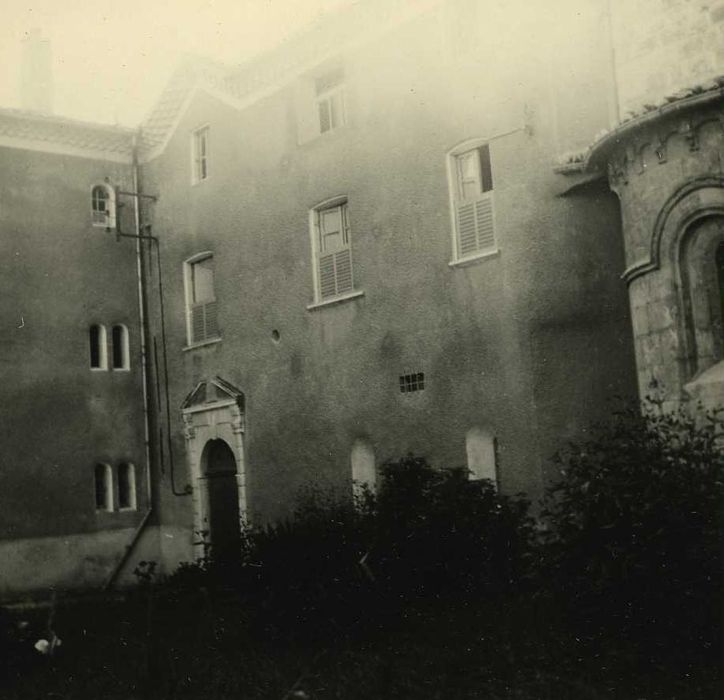 Abbaye Sainte-Anne : Bâtiments abbatiaux, façades nord et est, vue partielle