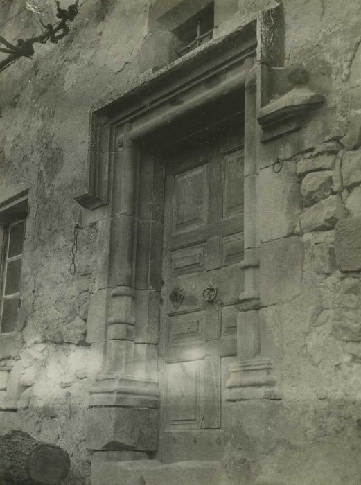 Maison : Porte d’accès sur rue, vue générale