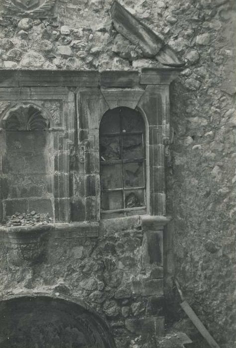 Maison située au Sud de l'église (ancienne chapelle des Ursulines) : Portail, vue partielle