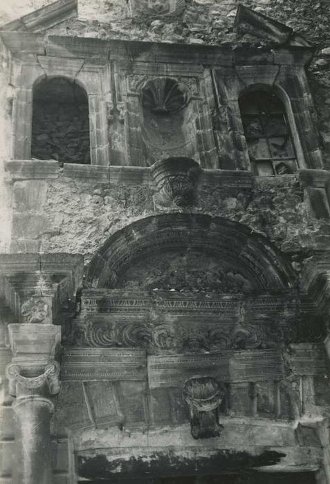 Maison située au Sud de l'église (ancienne chapelle des Ursulines) : Portail, vue partielle