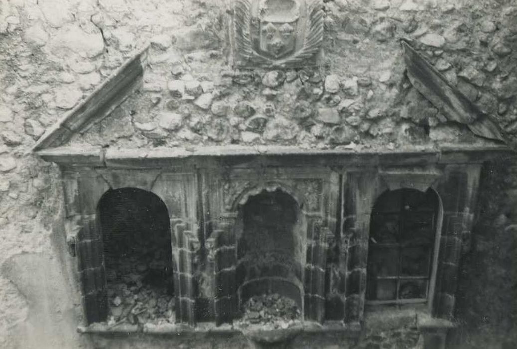 Maison située au Sud de l'église (ancienne chapelle des Ursulines) : Portail, vue partielle