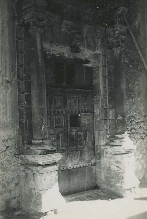 Maison située au Sud de l'église (ancienne chapelle des Ursulines) : Portail, vue partielle