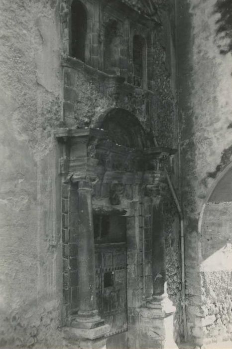 Maison située au Sud de l'église (ancienne chapelle des Ursulines) : Portail, vue partielle