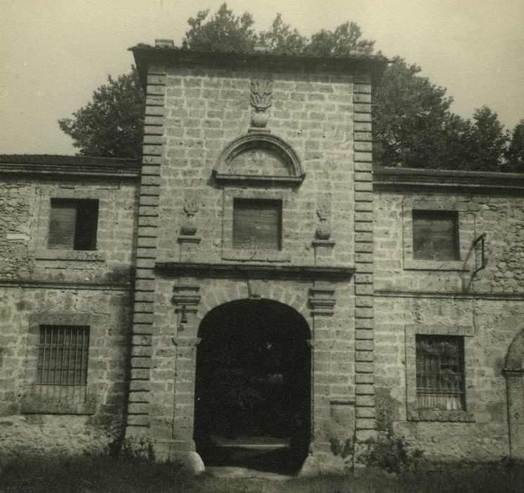 Communs : Pavillon central, façade ouest, vue générale