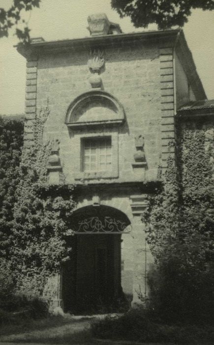 Communs : Pavillon central, façade est, vue générale