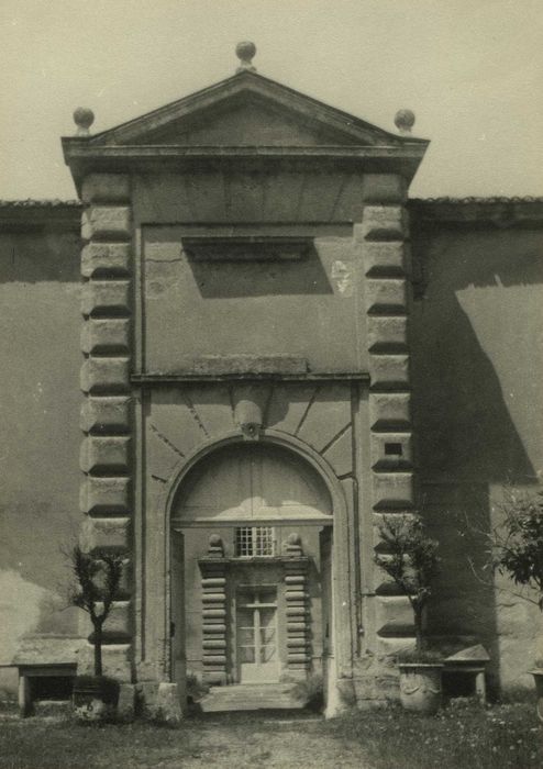 Château du Bourg : Porche, façade est, vuegénérale