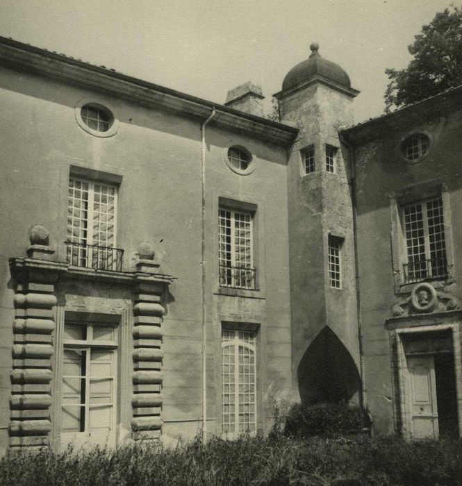 Château du Bourg : Cour d’honneur, façades est et sud, vue partielle