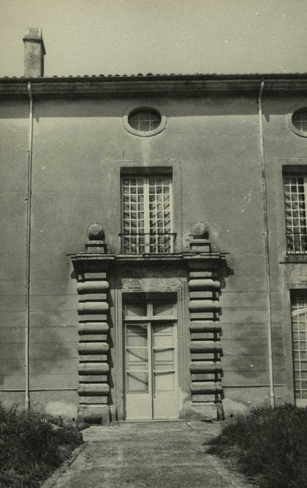 Château du Bourg : Aile ouest, façade est, détail de la porte d’accès