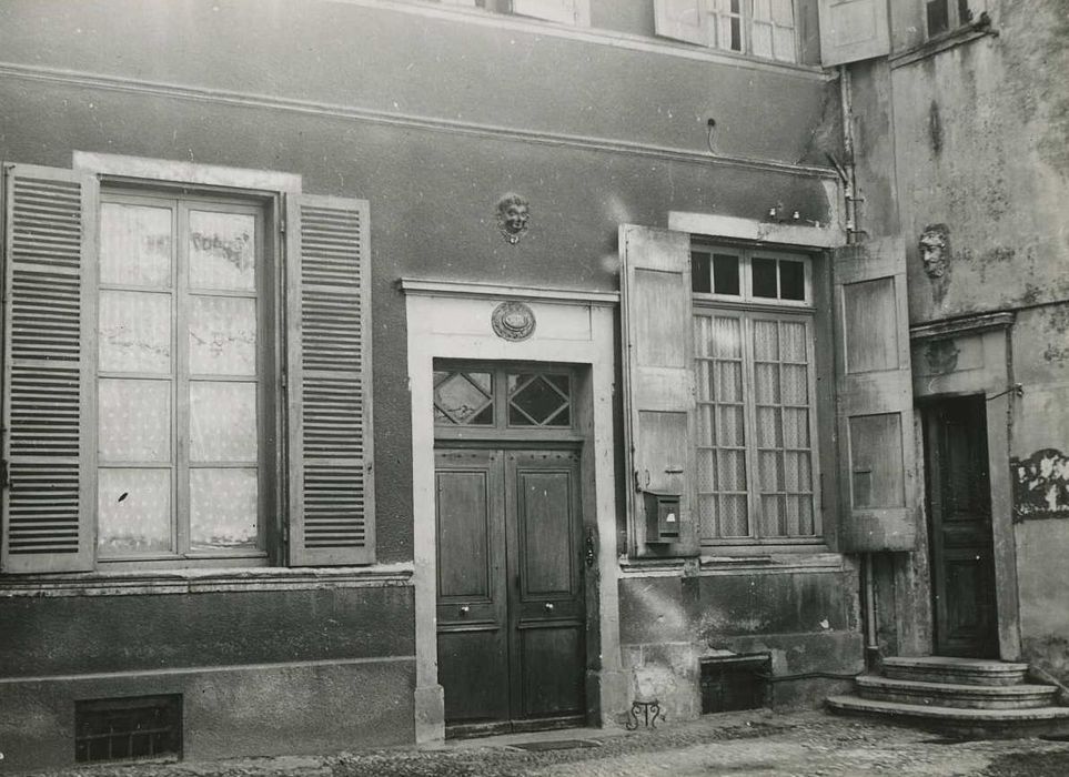 Hôtel de Pluvinel (ancien) : Façade sur cour, vue partielle