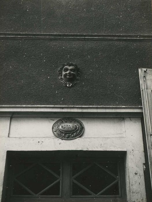 Hôtel de Pluvinel (ancien) : Façade sur cour, détail d’un élément sculpté