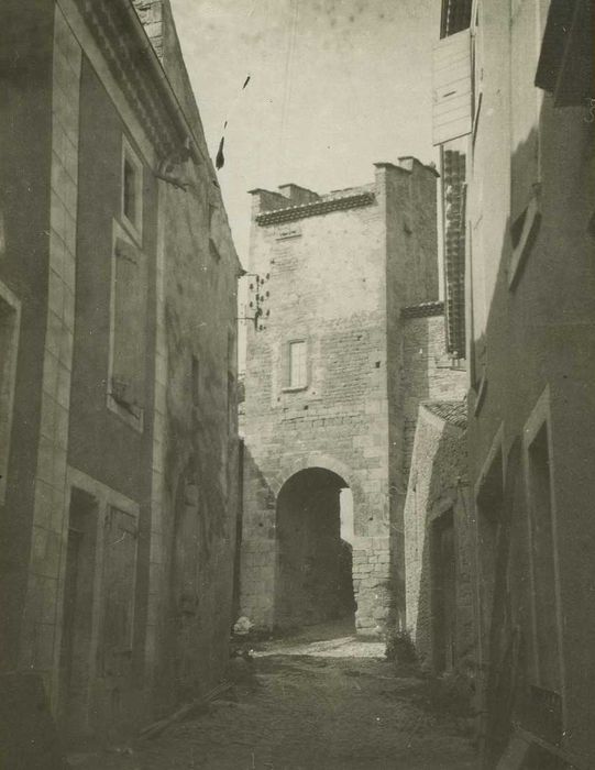 Porte fortifiée servant d'entrée au château de la Boisse (ancienne) : Vue générale