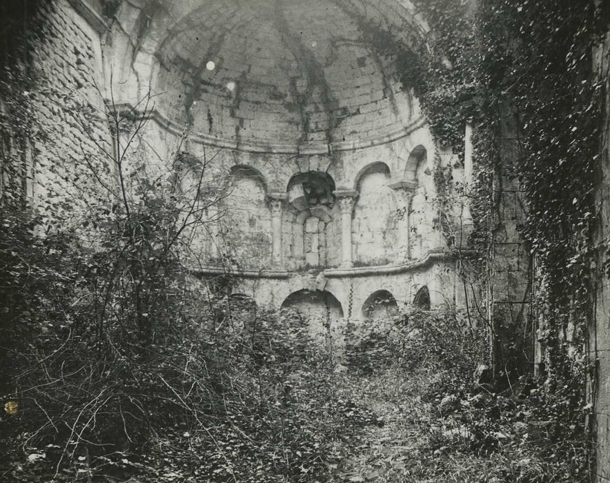 Chapelle du Val-des-Nymphes (ruines de la) : Abside, vue générale