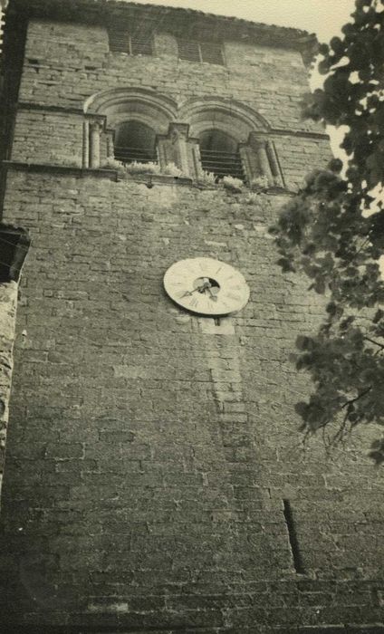 Eglise paroissiale : Clocher, élévation ouest, vue partielle