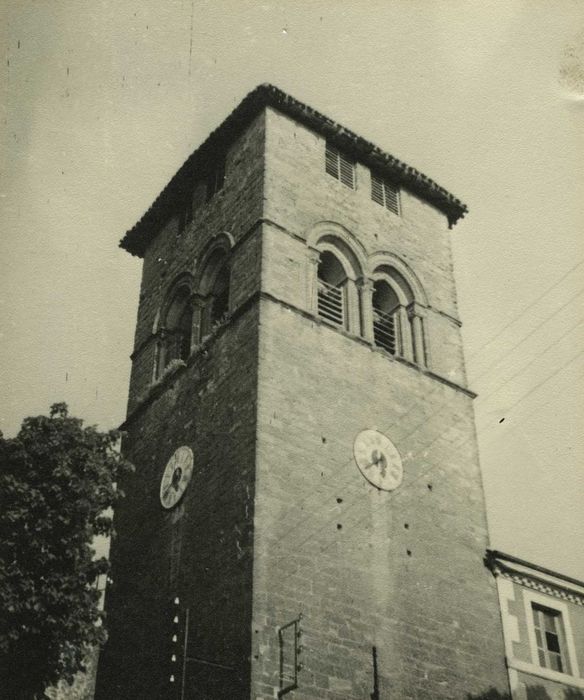 Eglise paroissiale : Clocher, façades sud et ouest, vue générale