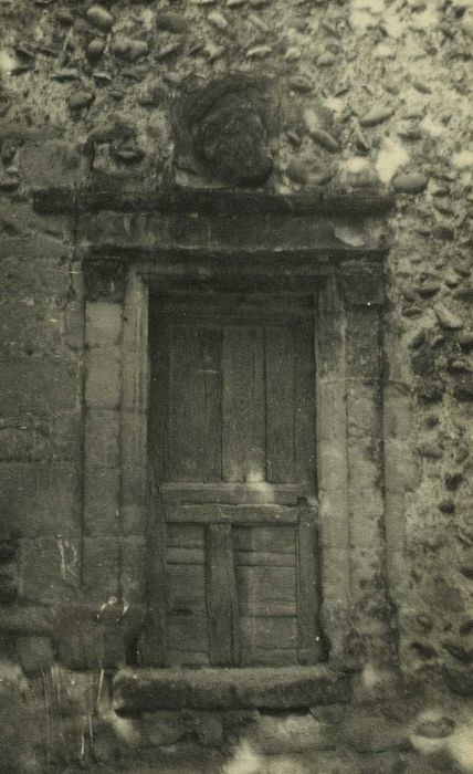 Eglise paroissiale : Détail de la porte de la chapelle latérale nord