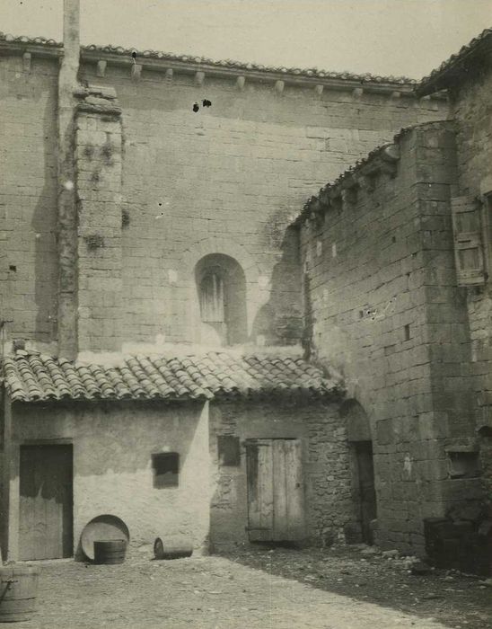 Prieuré (ancien) : Cour intérieure, vue partielle