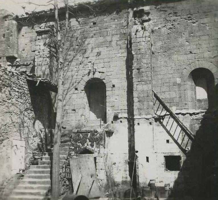 Prieuré (ancien) : Cour intérieure, façade latérale sud de la chapelle, vue partielle