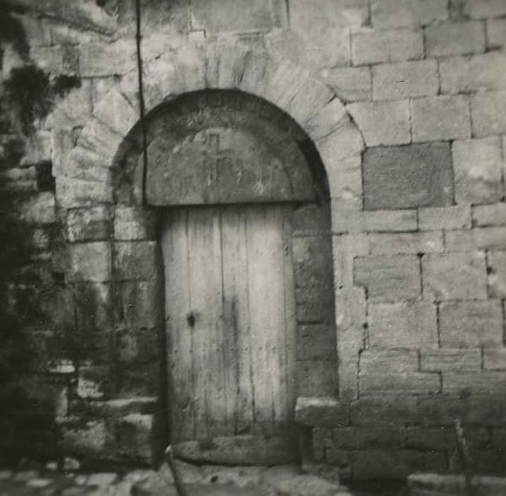 Prieuré (ancien) : Détail d’une porte d’accès au transept