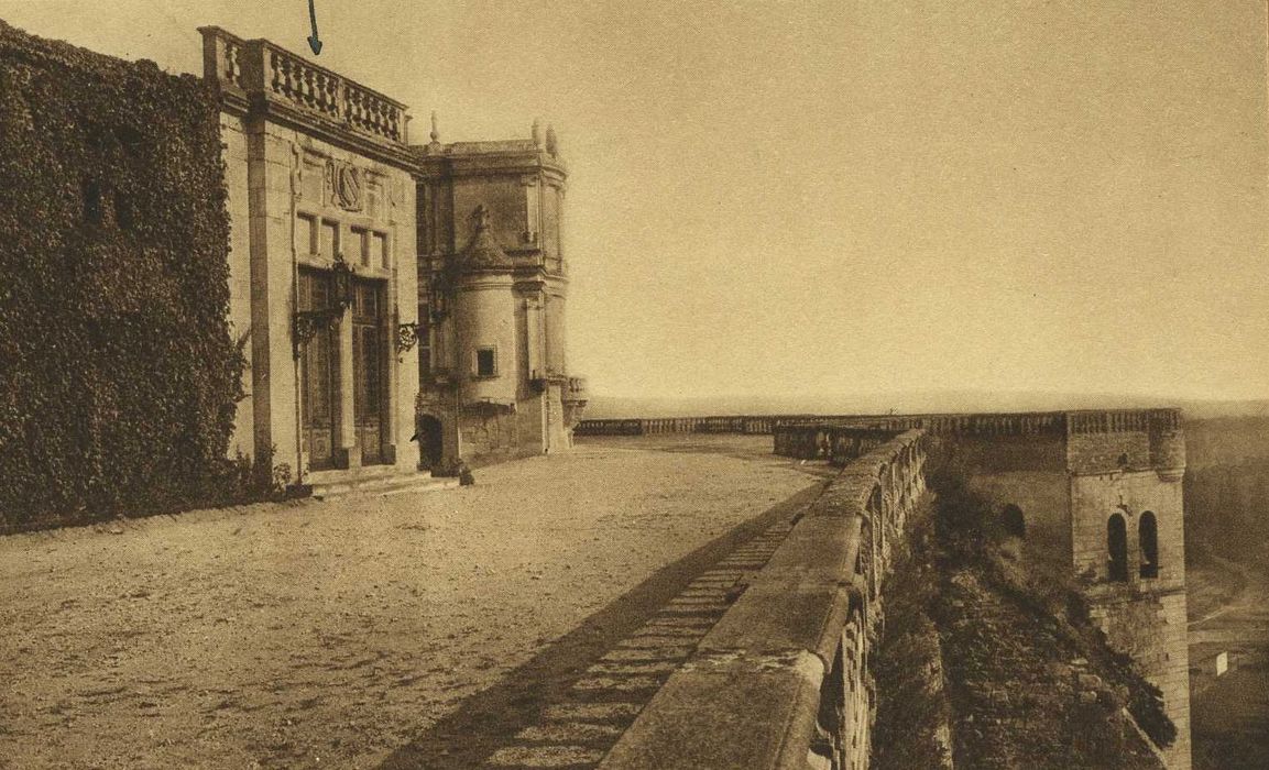 Château : Terrasse ouest, vue générale