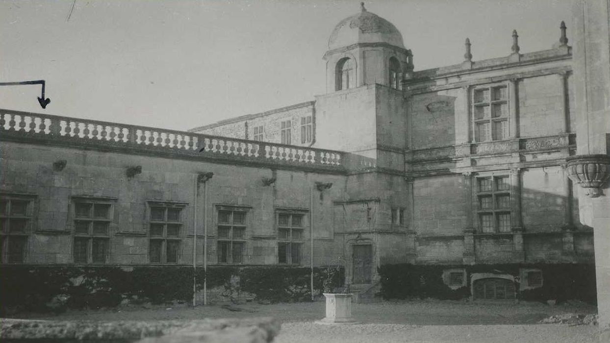 Château : Cour sud-ouest, vue générale