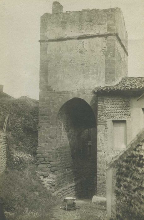 Château (ancien) : Porte fortifiée, élévation ouest, vue générale