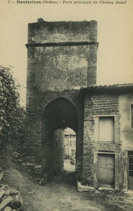 Château (ancien) : Porte fortifiée, élévation ouest, vue générale