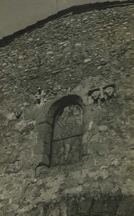 Eglise : Façade occidentale, détail de deux bas-reliefs