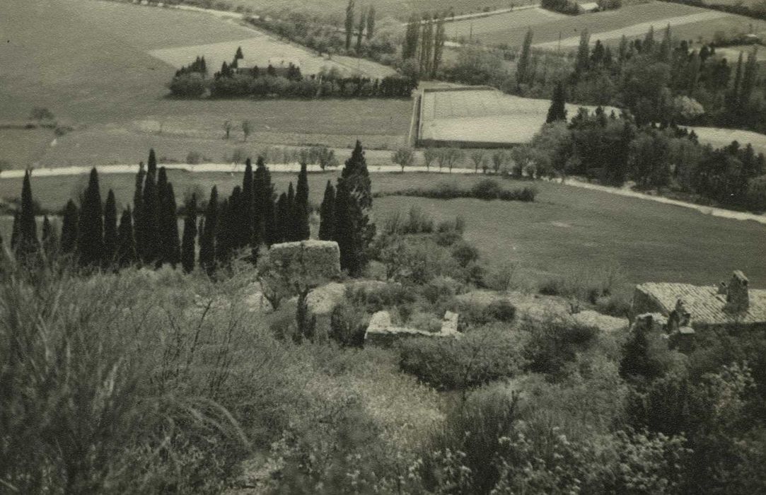 Vue partielle des vestiges de l’ancienne enceinte du château depuis l’église