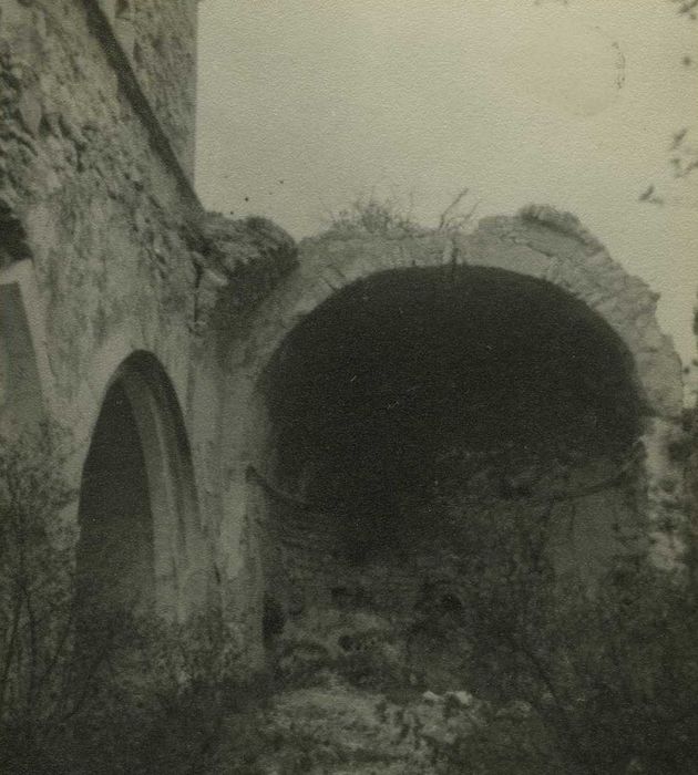 Eglise : Vue partielle des ruines