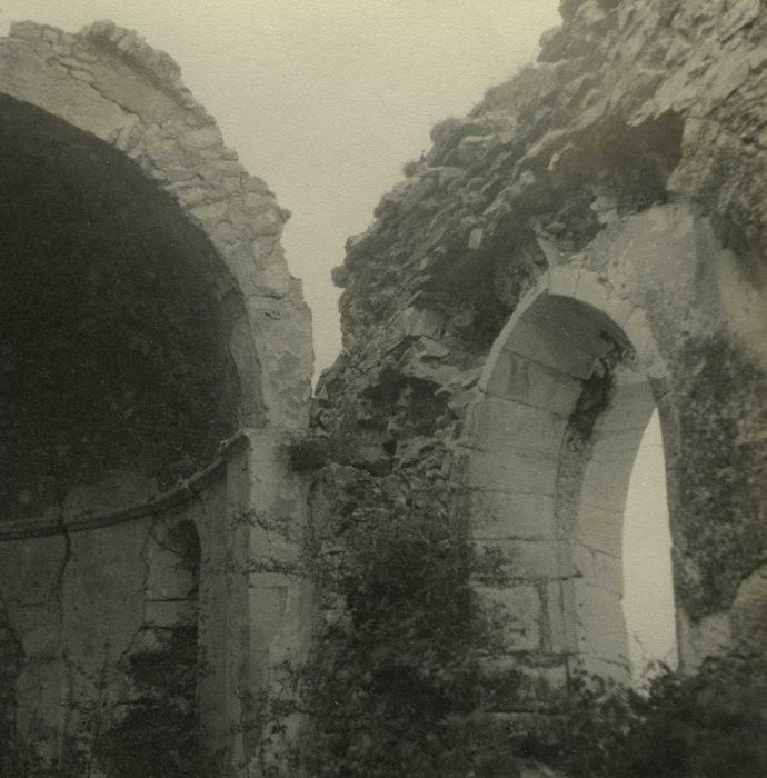 Eglise : Vue partielle des ruines