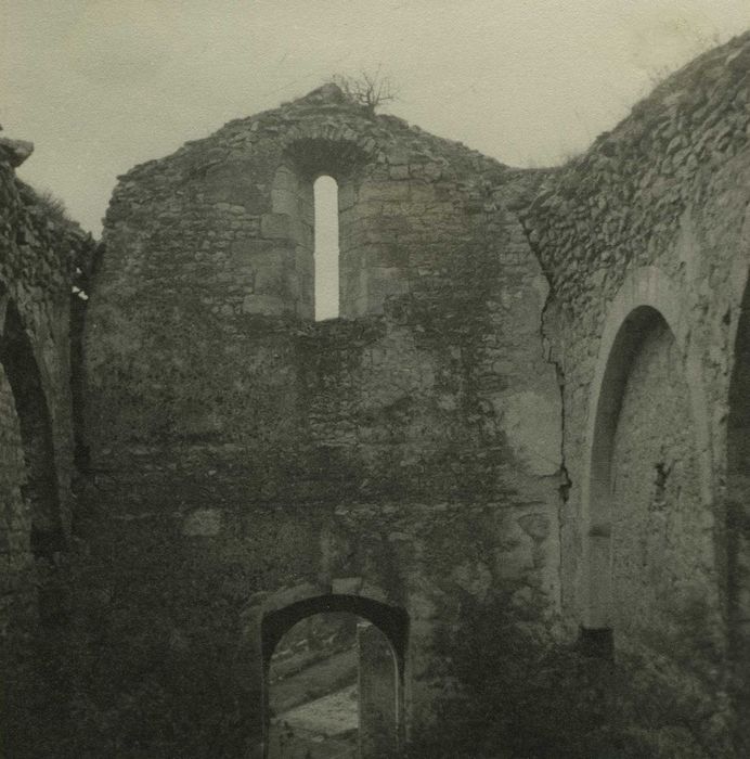 Eglise : Vue partielle des ruines